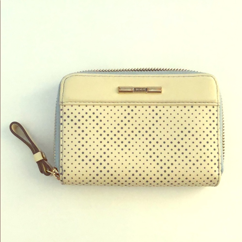 Tous Wallet , Kaos